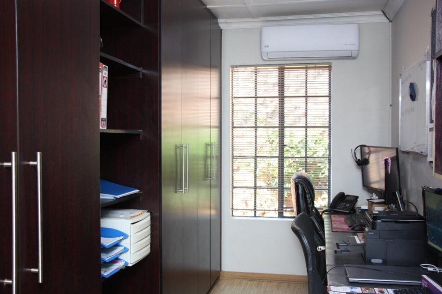 5 Bedroom Property for Sale in Langenhovenpark Free State